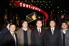 國家質(zhì)檢總局副局長支樹平（右三）在中央電視臺演播大廳2010年&ldquo;3.15晚會&rdquo;直播現(xiàn)場與中國質(zhì)量檢驗(yàn)協(xié)會會員工作部主任楊曉東（右二）、防偽中心主任王成村（右一）、會員工作部副主任劉輝（左二）、會員工作部副主任王劍（左一）等協(xié)會工作人員代表合影留念